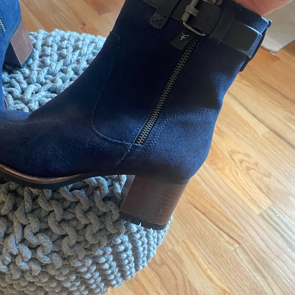 Like new navy Trask boots - Picture 3 of 5